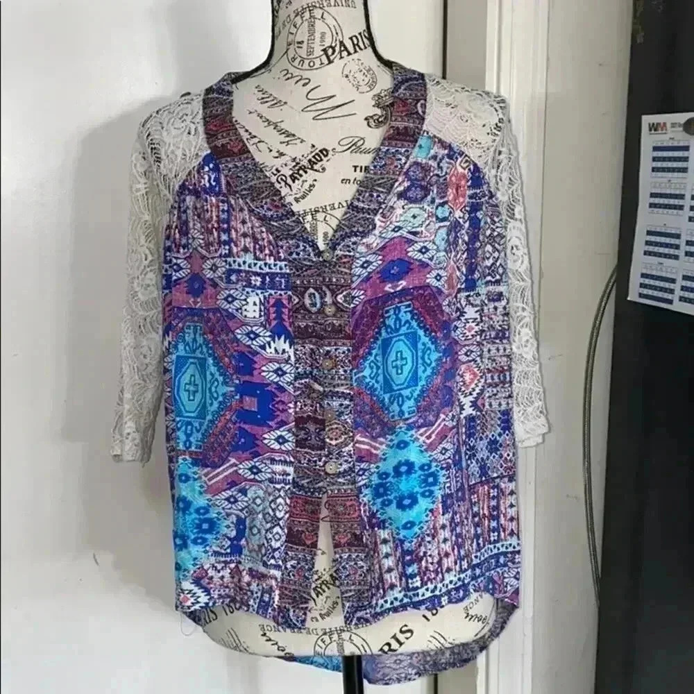 BKE Buckle colorful lace shoulders unique design 1/2 length sleeves small